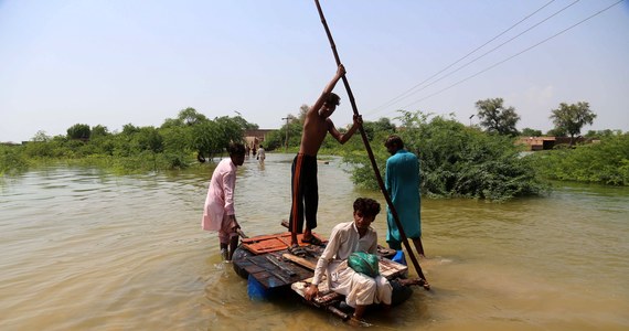 W Pakistanie wskutek trwających od końca sierpnia powodzi, które zalały jedną trzecią kraju zginęło 18 kolejnych osób, w tym 8 dzieci - poinformowały w środę władze. Łączna liczba ofiar śmiertelnych wynosi 1343. Kataklizm dotknął 33 z 220 mln mieszkańców Pakistanu.