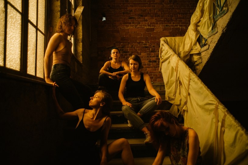 5 kobiet i 1 mężczyzna stworzyli etiudę teatralną do muzyki zespołu MØW. Zobacz wyjątkowy klip do utworu "Uciekaj".