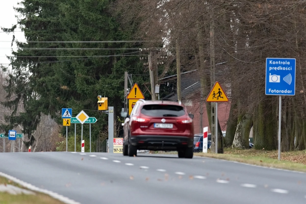 Aż 19 mandatów karnych otrzymał kierowca litewskiej ciężarówki. W przeciągu niespełna roku warszawskie fotoradary zarejestrowały jego pojazd 19 razy. 67-latka zatrzymał patrol z białostockiej delegatury Głównego Inspektoratu Transportu Drogowego.
