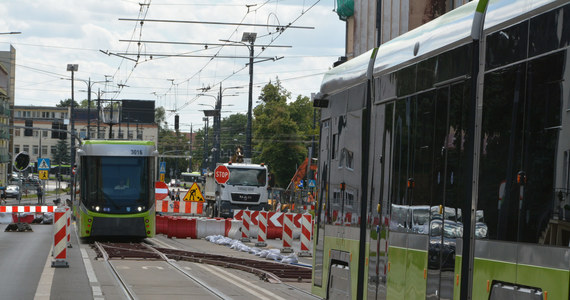 Budowa II linii tramwajowej w Olsztynie jest na półmetku. Zgodnie z deklaracjami wykonawcy, codziennie przy budowie II linii tramwajowej pracuje ok. 200-230 osób. Inwestycja ma zostać zakończona w października przyszłego roku - informuje magistrat.