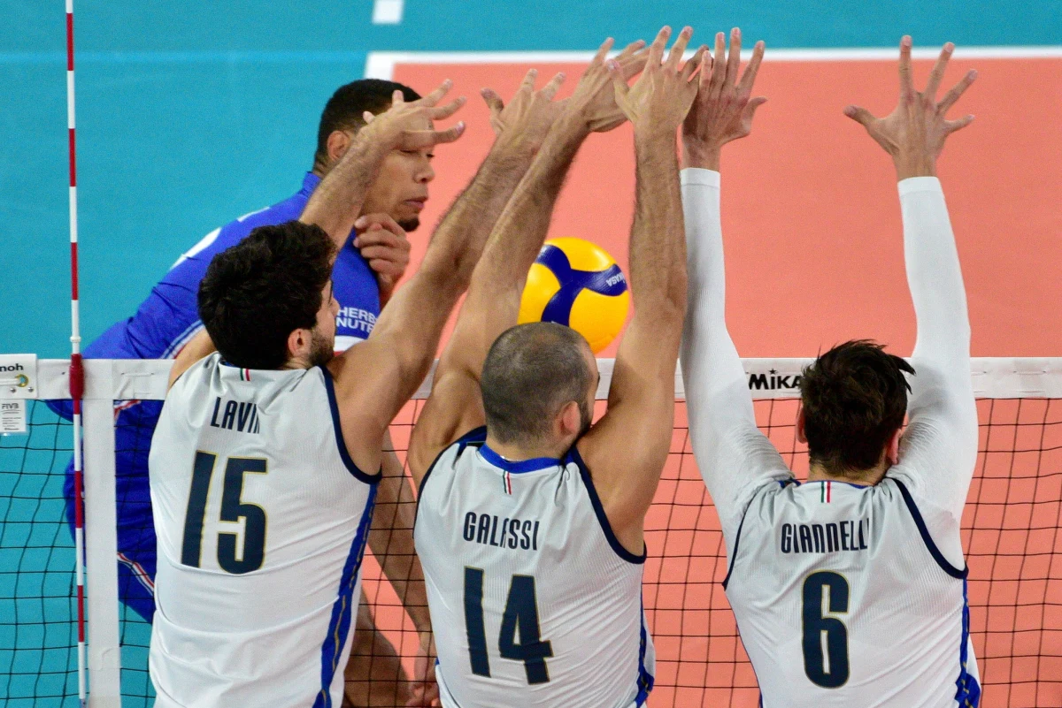 ​Siatkarze Włoch pokonali mistrzów olimpijskich z Tokio Francuzów 3:2 (24:26, 25:21, 23:25, 25:22, 15:12) w rozegranym w Lublanie pierwszym meczu ćwierćfinałowym mistrzostw świata. W półfinale Italia zmierzy się ze Słowenią lub Ukrainą.
