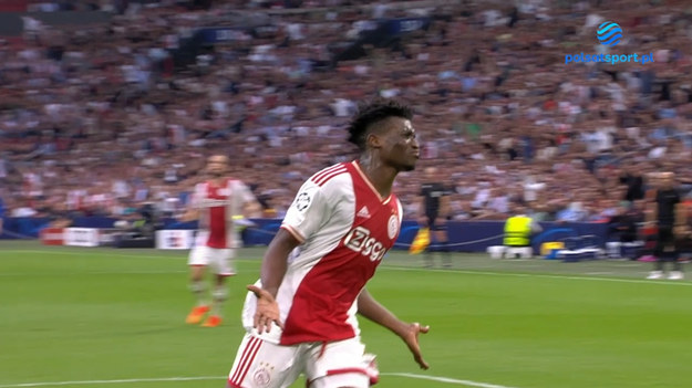 Zobacz skrót meczu Ligi Mistrzów AFC Ajax – Rangers

Bramki: 17. E. Álvarez (Berghuis), 32. Berghuis (Kudus), 33. Kudus, 80. Bergwijn

Składy spotkania:
AFC Ajax: Pasveer – Rensch, Timber, C. Bassey, Blind (82. Baas) – Berghuis (82. Claassen), E. Álvarez, K. Taylor – Tadić (C), Kudus, Bergwijn (82. Ocampos).
Rezerwowi: Stekelenburg, Gorter – Brobbey, Kaplan, Lucca, J. Sánchez, Grillitsch, Magallán, F. Conceiçao.
Trener: Alfred Schreuder

Rangers F.C.: McLaughlin – Tavernier (C) (46. King), Goldson, Sands, Barišić – Wright (46. Matondo), Lundstram – Tillman (46. Jack), G. Kamara (78. Davis), Kent – Čolak.
Rezerwowi: A. McGregor, McCrorie – Yilmaz, Morelos, Davies II, Arfield, Devine, Sakala.
Trener: Giovanni Van Bronckhorst
