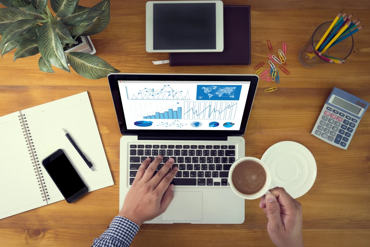 "Polska jest stosunkowo zamożnym krajem, jeśli chodzi o świat. W porównaniu z Europą Zachodnią jesteśmy jednak biedni i dlatego pomysł 4-dniowego tygodnia pracy jest niebezpieczny i szkodliwy" – ocenił Cezary Kaźmierczak, prezes Związku Przedsiębiorców i Pracodawców. "Chyba że komuś zależy, żebyśmy byli trwale biedni" – dodał w rozmowie z Michałem Zielińskim na Forum Ekonomicznym w Karpaczu. 