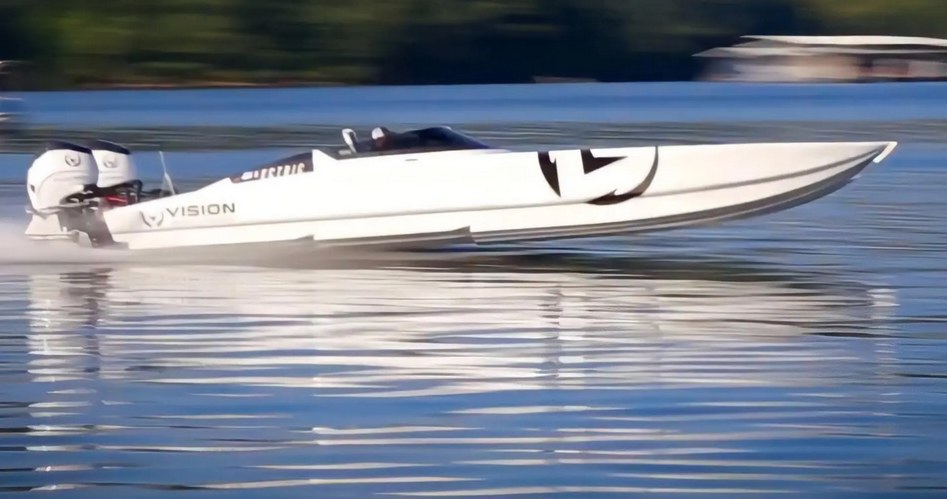 Vision Marine V32, czyli elektryczna łódź zaprojektowana z myślą o jak największej mocy, ustanowiła właśnie nowy rekord świata, mknąc po wodach Lake of the Ozarks z imponującą prędkością 175 km/h. 