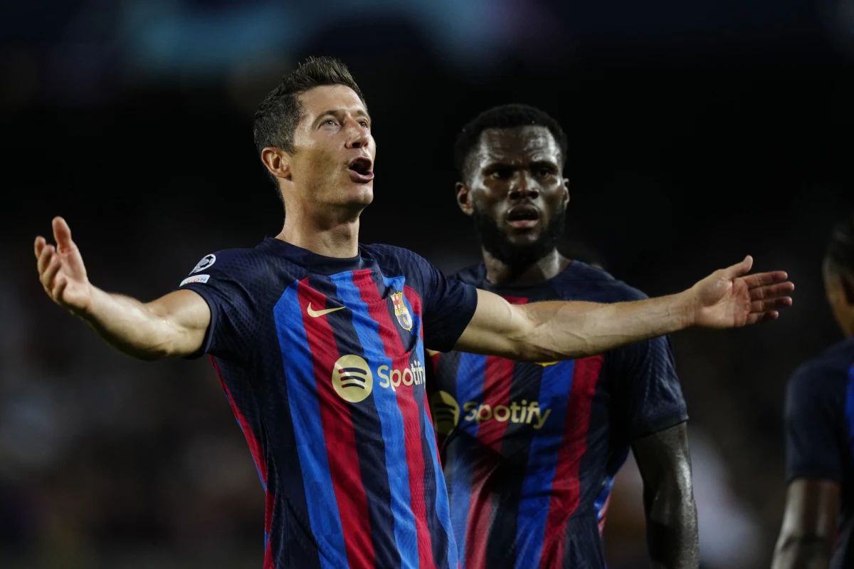 Polscy piłkarze pokazali się ze świetnej strony w środę w 1. kolejce Ligi Mistrzów. Robert Lewandowski zdobył trzy bramki w wygranym na Camp Nou 5:1 meczu grupy C z Viktorią Pilzno. Piotr Zieliński zaliczył dwa trafienia i jedną asystę w zwycięskim 4:1 spotkaniu grupy A z Liverpoolem.