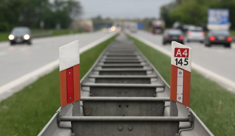 Do czego służą słupki przy drogach? Warto wiedzieć, gdy zobaczysz policję
