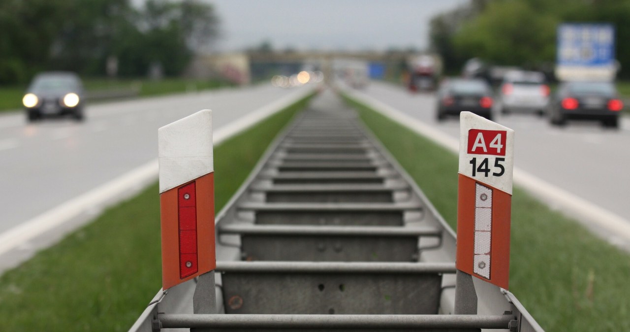 Do czego służą słupki przy drogach? Warto wiedzieć, gdy zobaczysz policję