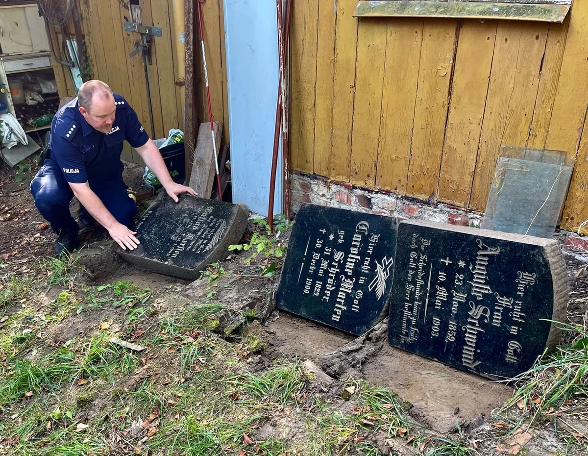 Na jednej z działek w Szczecinie policjanci odnaleźli 3 płyty nagrobne, skradzione z cmentarza w Golęcinie. Sprawca może odpowiadać za przestępstwo kradzieży w związku z profanacją miejsca pochówku. Grozi za to do 5 lat pozbawienia wolności.