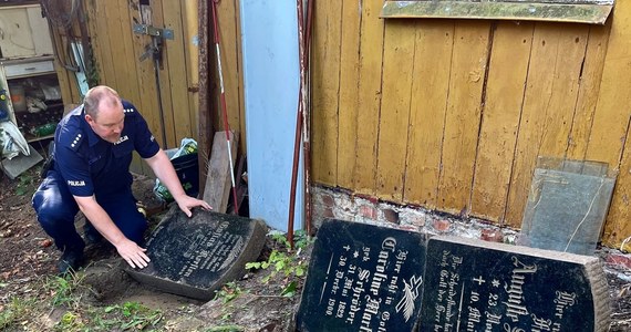 Na jednej z działek w Szczecinie policjanci odnaleźli 3 płyty nagrobne, skradzione z cmentarza w Golęcinie. Sprawca może odpowiadać za przestępstwo kradzieży w związku z profanacją miejsca pochówku. Grozi za to do 5 lat pozbawienia wolności.