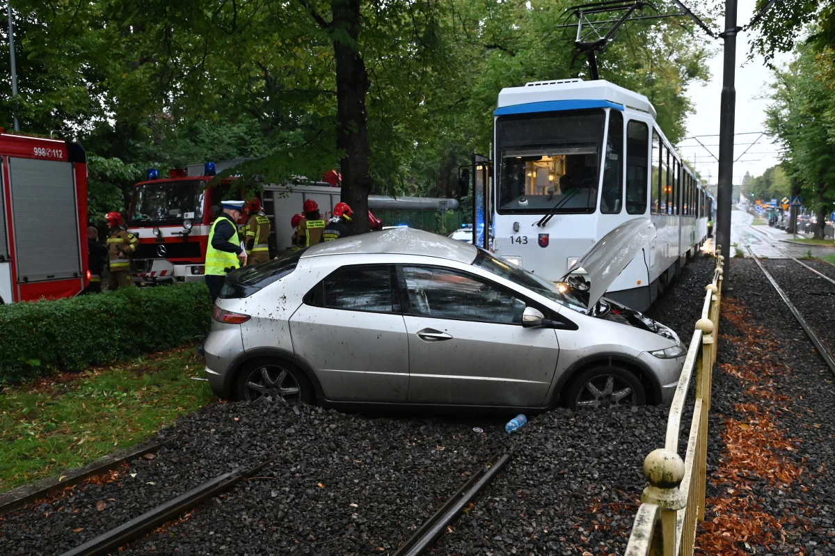 Do groźnie wyglądającego wypadku doszło dzisiaj rano w Szczecinie. Tramwaj zderzył się z autem osobowym. Jedna osoba została ranna.