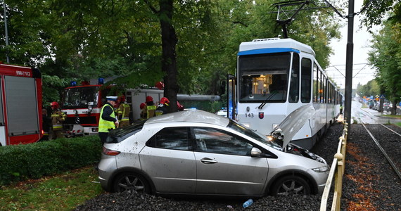 Do groźnie wyglądającego wypadku doszło dzisiaj rano w Szczecinie. Tramwaj zderzył się z autem osobowym. Jedna osoba została ranna.
