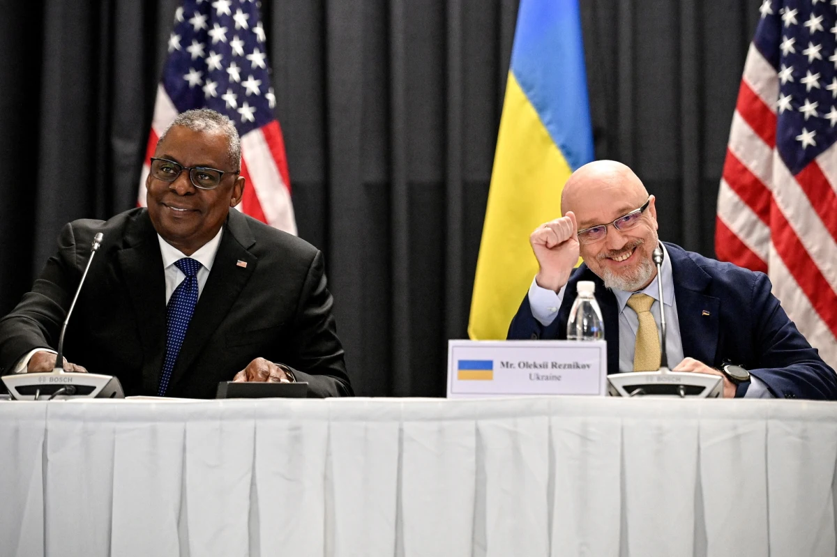 675 mln dolarów – to wartość kolejnego pakietu pomocy wojskowej dla Ukrainy, jaki zatwierdził prezydent USA Joe Biden. Informacje o autoryzacji przekazał amerykański sekretarz obrony Lloyd Austin podczas otwarcia spotkania Grupy Kontaktowej ds. Obrony Ukrainy w niemieckim Ramstein.