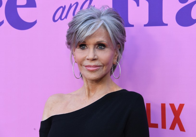 Jane Fonda kilka dni temu poinformowała, że znów zmaga się z nowotworem. Aktorka, u której w przeszłości zdiagnozowano guz piersi i czerniaka, mierzy się teraz z atakującym układ immunologiczny chłoniakiem nieziarniczym. Ostatnio gwiazda powiedziała nieco więcej na temat tego, jak wyglądają jej zmagania z chorobą i co ją czeka w najbliższym czasie. Jak zapewniła, czuje się dobrze, a zajmujący się nią lekarze twierdzą, iż rak ten jest "wysoce uleczalny".