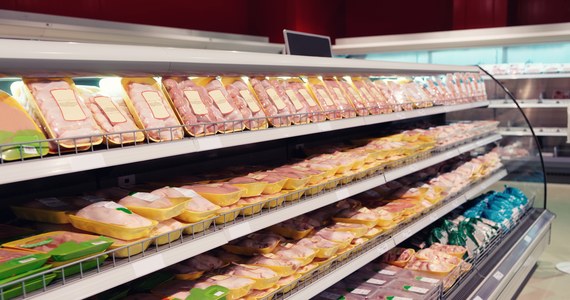 W 99,1 proc. piersi z kurczaka sprzedawanych pod marką własną badanych supermarketów nosi ślady choroby białych włókien – informuje Stowarzyszenie Otwarte Klatki, powołując się na badania przeprowadzone w pięciu sieciach handlowych w Polsce.