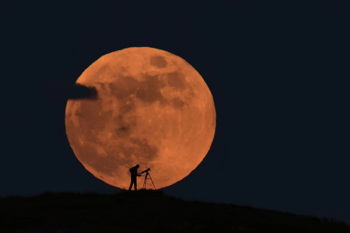 Zbliża się wyjątkowo jasna pełnia Srebrnego Globu. Od 10 września będzie można obserwować tzw. Księżyc Żniwiarzy. Dlaczego tak się nazywa?