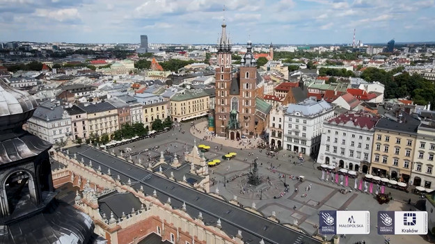 28. Mistrzostwa Świata Mężczyzn w piłce ręcznej zbliżają się wielkimi krokami. Mecz otwarcia odbędzie się za 125 dni w Spodku. Kolejnego dnia najlepsi szczypiorniści świata rozpoczną rywalizację w TAURON Arenie Kraków. Mamy nadzieję, że - przy okazji rundy głównej - zawita tam również reprezentacja Polski. 

Jeden z liderów naszej drużyny jest skrzydłowy Arkadiusz Moryto, który pochodzi z Krakowa. 
Zapraszamy w związku z tym do wyjątkowego spaceru w towarzystwie naszego kadrowicza. Moryto opowiada o początkach sportowej kariery, pokazuje miejsca swojej młodości oraz najpiękniejsze strony Krakowa, czyli jednego z Miast Gospodarzy MŚ 2023. 

Film mogą Państwo obejrzeć na Youtube Związku Piłki Ręcznej w Polsce oraz oficjalnej stronie internetowej turnieju, a takze na łapach poratu Interii Sport
