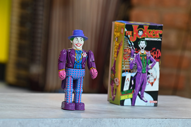 Figurka Jokera - filmowy gadżet stworzony z okazji premiery pierwszego filmu o Batmanie Tima Burtona z 1989 roku - stał się przedmiotem zaciętej licytacji w jednym z pierwszych odcinków polskiej edycji światowego hitu "Łowcy skarbów. Kto da więcej" w Czwórce.