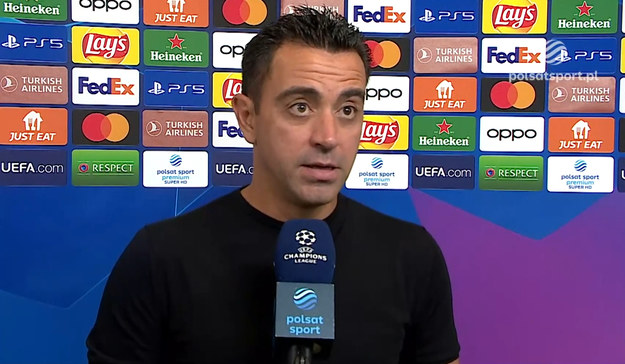 Trener Barcelony Xavi Hernandez nie krył podziwu dla Roberta Lewandowskiego, który zdobył trzy bramki w wygranym na Camp Nou 5:1 meczu piłkarskiej Ligi Mistrzów z Viktorią Pilzno. - On jest wspaniały jako człowiek, zwycięzca i kolega z drużyny - podkreślił szkoleniowiec.

Liga Mistrzów: Hat-trick Lewandowskiego w meczu Barcelona - Viktoria Pilzno (WIDEO)
Liga Mistrzów: Hat-trick Lewandowskiego w meczu Barcelona - Viktoria Pilzno (WIDEO)
W środowy wieczór katalońska drużyna od początku uzyskała dużą przewagę, a bohaterem okazał się Lewandowski. Trafił do siatki dwukrotnie w pierwszej połowie (na 2:0 i 3:1) oraz w 67. minucie - wówczas na 4:1. Ostatecznie Barcelona wygrała aż 5:1.

 

Doświadczony piłkarz przeszedł do Barcelony w lipcu z Bayernu Monachium za 45 mln euro (plus 5 mln zmiennych). Rzadko płaci się taką kwotę za 34-letniego napastnika, ale w katalońskim klubie nikt tej decyzji nie żałuje.