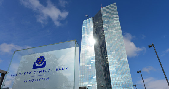 Rada Prezesów EBC podniosła stopę podstawowych operacji refinansujących, kredytu i depozytu o 75 punktów bazowych do - odpowiednio - 1,25 proc., 1,5 proc. i 0,75 procenta. EBC powtórzył, że dalsze podwyżki stóp procentowych będą konieczne na najbliższych posiedzeniach.