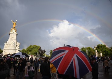 Flaga na Pałacu Buckingham opuszczona. Brytyjczycy opłakują królową [ZAPIS RELACJI]