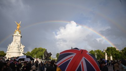 Flaga na Pałacu Buckingham opuszczona. Brytyjczycy opłakują królową [ZAPIS RELACJI]