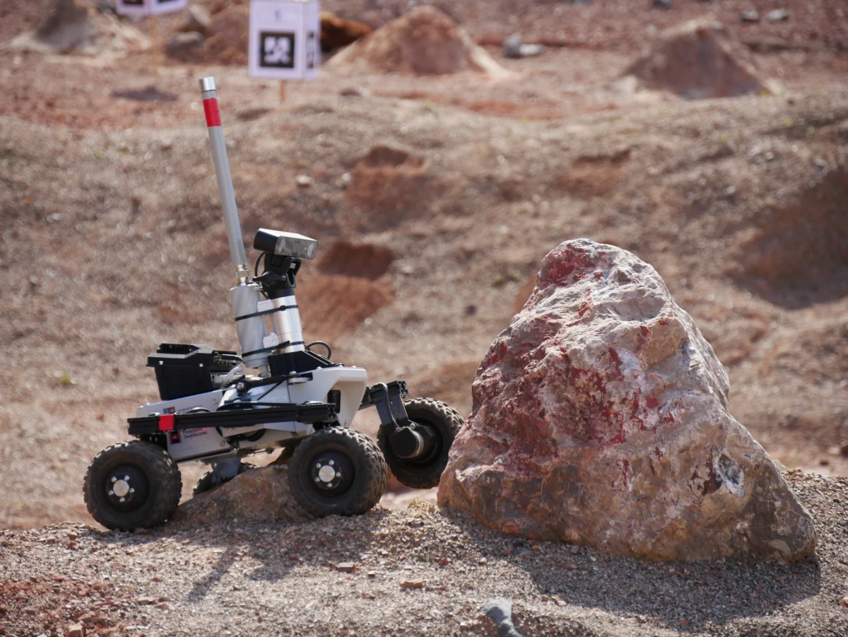 19 drużyn bierze udział w stacjonarnej części 8. edycji międzynarodowych zawodów robotycznych European Rover Challenge, które rozpoczynają się dziś w Kielcach. Skonstruowane przez siebie łaziki marsjańskie przywiozły do stolicy województwa świętokrzyskiego ekipy z 7 krajów: Szwajcarii, Niemiec, Turcji, Włoch, Bangladeszu, Hiszpanii i Polski. Do rywalizacji w formule zdalnej zawodów zakwalifikowano z kolei 11 zespołów z Indii, Bangladeszu, Włoch i Egiptu. Te ekipy będą zdalnie kierować robotem mobilnym Leo Rover oraz ramieniem robotycznym. Zawody będą się odbywać na specjalnym torze marsjańskim, zbudowanym na terenie Politechniki Świętokrzyskiej.