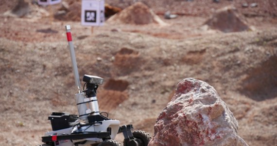 19 drużyn bierze udział w stacjonarnej części 8. edycji międzynarodowych zawodów robotycznych European Rover Challenge, które rozpoczynają się dziś w Kielcach. Skonstruowane przez siebie łaziki marsjańskie przywiozły do stolicy województwa świętokrzyskiego ekipy z 7 krajów: Szwajcarii, Niemiec, Turcji, Włoch, Bangladeszu, Hiszpanii i Polski. Do rywalizacji w formule zdalnej zawodów zakwalifikowano z kolei 11 zespołów z Indii, Bangladeszu, Włoch i Egiptu. Te ekipy będą zdalnie kierować robotem mobilnym Leo Rover oraz ramieniem robotycznym. Zawody będą się odbywać na specjalnym torze marsjańskim, zbudowanym na terenie Politechniki Świętokrzyskiej.