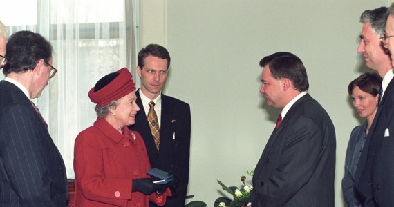 Zmarła królowa brytyjska Elżbieta II złożyła jedną wizytę w Polsce - w marcu 1996 roku. Podjął ją wtedy prezydent Aleksander Kwaśniewski, królowa wystąpiła też przed połączonymi izbami Sejmu i Senatu.