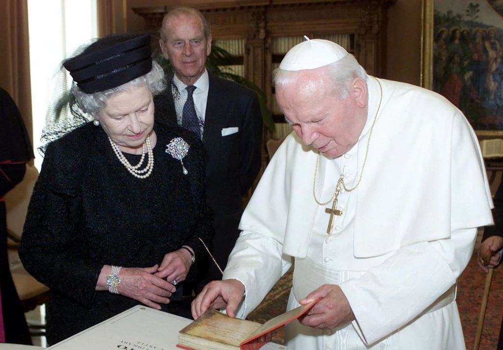 Papież Jan Paweł II podczas spotkania z królową Elżbietą II