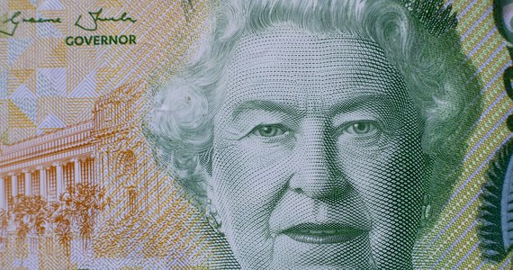 ​Banknoty z wizerunkiem zmarłej królowej Elżbiety II pozostają prawnym środkiem płatniczym - podkreślił w czwartek Bank Anglii, dodając, że dalsze decyzje w tej sprawie zostaną podjęte po zakończeniu żałoby narodowej.