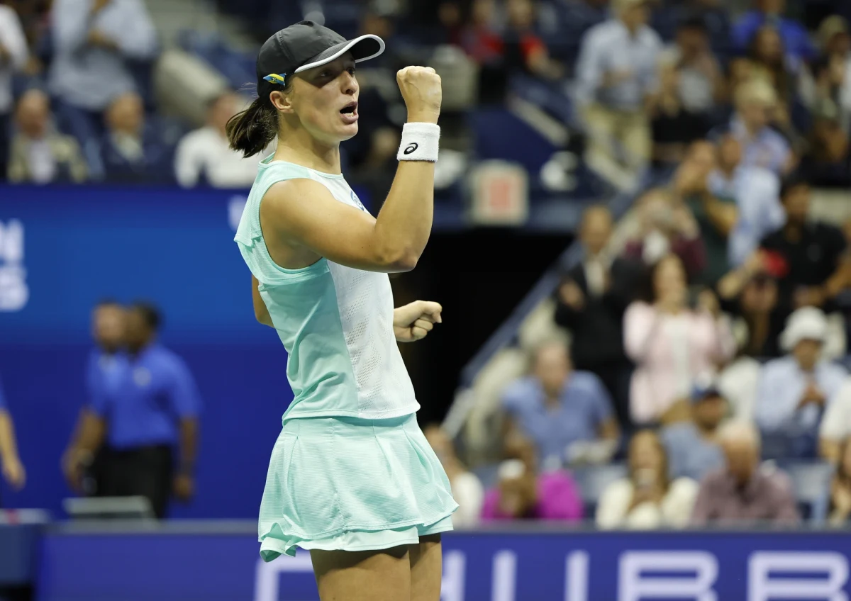 Iga Świątek awansowała do finału wielkoszlemowego turnieju US Open. Rozstawiona z numerem jeden polska tenisistka wygrała z Białorusinką Aryną Sabalenką (nr 6.) 3:6, 6:1, 6:4. W sobotę jej finałową rywalką będzie grająca z piątką Tunezyjka Ons Jabeur.