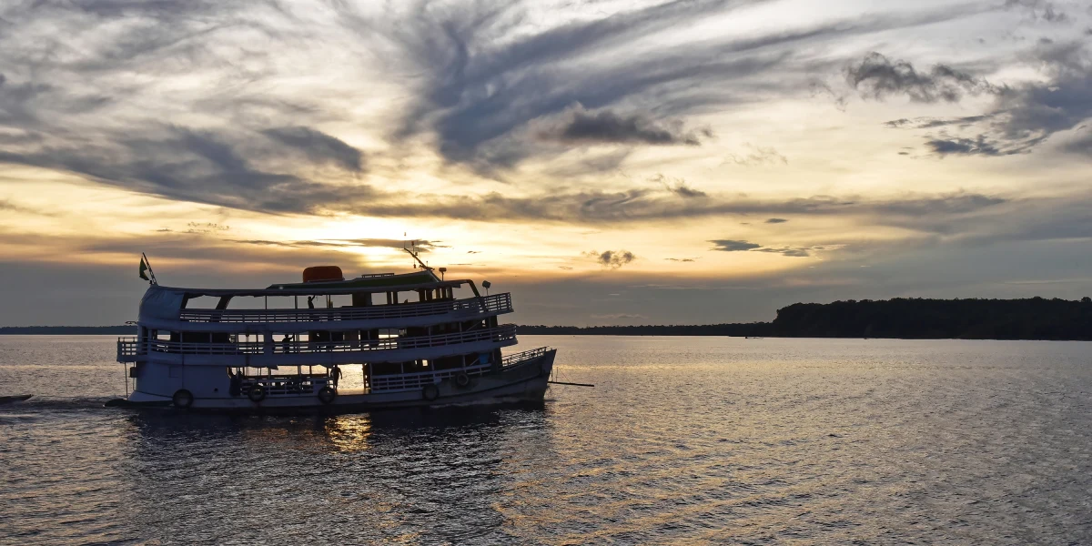 Łódź pasażerska przewożąca dziesiątki osób w północnym regionie Brazylii zatonęła w czwartek, powodując śmierć co najmniej 11 osób, przy czym kilka nadal uważa się za zaginione.