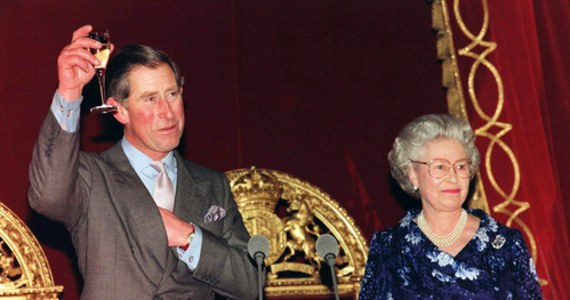 Komunikat Pałacu Buckingham o tym, że lekarze są zaniepokojeni stanem zdrowia brytyjskiej królowej Elżbiety II, sprawił, iż jej najbliżsi w pośpiechu wyruszyli do Szkocji. Jednak tylko książę Karol i jego siostra, księżniczka Anna zdążyli pożegnać się z umierającą matką. 