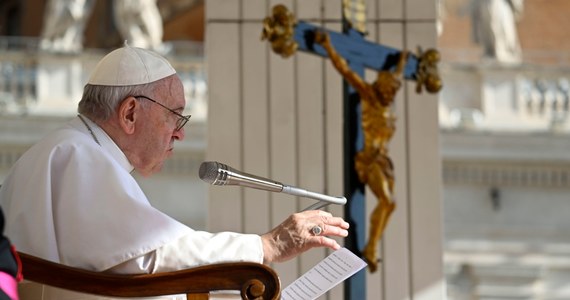 Papież Franciszek tuż po śmierci królowej Elżbiety II skierował kondolencje do rodziny królewskiej. „Chętnie przyłączam się do wszystkich, którzy opłakują jej stratę, modląc się o wieczny odpoczynek zmarłej Królowej” – napisał.