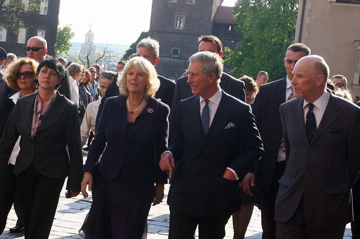 Po śmierci Elżbiety II 73-letni książę Karol został królem Zjednoczonego Królestwa. Żaden z jego poprzedników nie pełnił funkcji następcy tronu tak długo. Przez lata wypełniał obowiązki w imieniu monarchy i regularnie odbywał podróże zagraniczne. Cztery razy gościł w Polsce. 