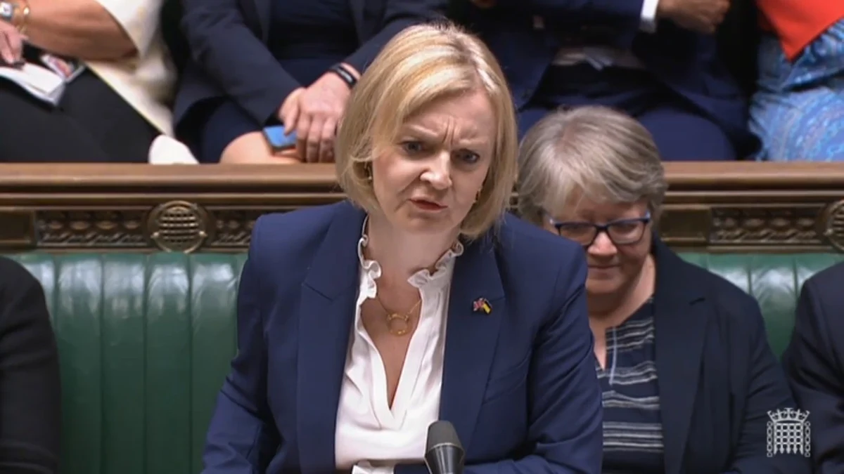 Brytyjska premier Liz Truss została poinformowana o śmierci królowej Elżbiety II o godzinie 16:30 brytyjskiego czasu (17:30 w Polsce) - poinformował w czwartek wieczorem jej rzecznik. Dwie godziny później oficjalny komunikat wydał pałac Buckingham.