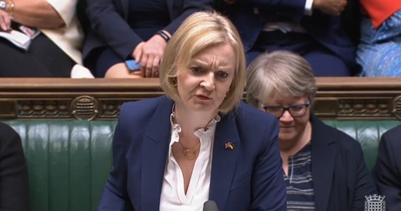 Brytyjska premier Liz Truss została poinformowana o śmierci królowej Elżbiety II o godzinie 16:30 brytyjskiego czasu (17:30 w Polsce) - poinformował w czwartek wieczorem jej rzecznik. Dwie godziny później oficjalny komunikat wydał pałac Buckingham.