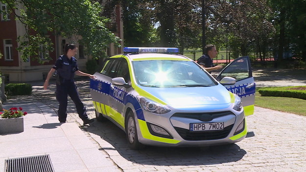 Załoga numer siedem stawia się na odprawę w nietypowym składzie. Z Szymonem Zielińskim na patrol wyrusza Emilka Drawska-Zapała. Miłosz Bachleda został z Jagną w górach. Policjanci spotykają w miejskim parku kobietę, która zgłasza kradzież piknikowego koca. Chwilę później okazuje się, że koc posłużył jako okrycie nagiemu mężczyźnie. Niestety zatrzymany nie potrafi określić, kim jest i co tutaj robi. Policjanci podejrzewają zanik pamięci z powodu traumy. Rozpoczyna się śledztwo w celu ustalenia jego tożsamości. Jak zawsze niezwykle pomocny okazuje się być dyżurny Jacek Nowak, który rozpoznaje w mężczyźnie dyrektora Muzeum Techniki. Teraz Emilka i Szymon muszą wyjaśnić, co takiego się wydarzyło, że ten człowiek znalazł się w parku bez ubrania i dokumentów. Szybko odkrywają, że mężczyzna ich oszukał, a do tego ma sporo innych rzeczy na sumieniu.