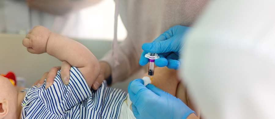 Rodzice, zaszczepcie swoje dzieci - w ten sposób do opiekunów dzieci apelują lekarze Ogólnopolskiego Programu Zwalczania Grypy. Wraz z początkiem września, w Polsce rozpoczęły się szczepienia przeciwko grypie. Apel podpisały między innymi krajowe konsultant w dziedzinie pediatrii i alergologii.