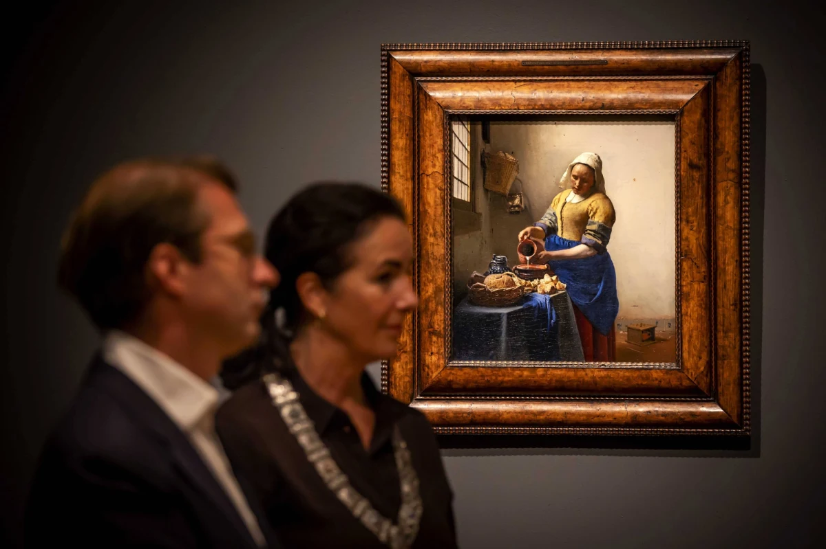 Badacze odkryli, że malarz Johannes Vermeer zamalował niektóre przedmioty na swoim arcydziele „Mleczarka”, poinformowało Rijksmuseum w Amsterdamie. Specjaliści z amsterdamskiej placówki dokładnie ustalili, które przedmioty zostały zamalowane przez niderlandzkiego mistrza.