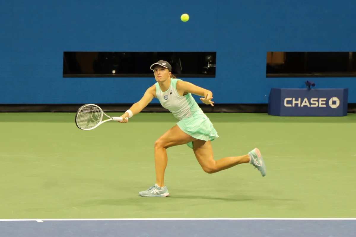 Iga Świątek po wygranej z białoruską tenisistką Aryną Sabalenką 3:6, 6:1, 6:4 w półfinale US Open w sobotę w decydującym pojedynku spotka się z Tunezyjką Ons Jabeur. "To będzie wielkie wyzwanie i wspaniała walka" - zapowiedziała podopieczna Tomasza Wiktorowskiego.