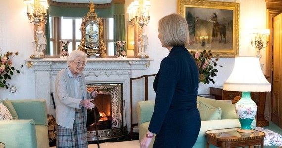 Ostatnie zdjęcie przedstawiające królową Wielkiej Brytanii zostało zrobione we wtorek - na dwa dni przed jej śmiercią. Na fotografii widać Elżbietę II, która przyjmuje nową premier kraju - Liz Truss. 