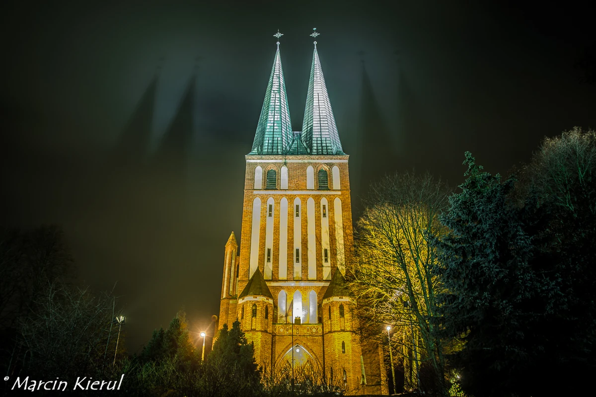 Kilkukrotna podwyżka cen energii zmusza samorządy do oszczędzania prądu. Urząd Miasta w Olsztynie zdecydował, że od dzisiaj (9.09) część budynków nie będzie już podświetlanych w nocy. Chodzi m.in. o ratusz, Wysoką Bramę, bazylikę św. Jakuba i Obserwatorium Astronomiczne. Biorąc pod uwagę zaproponowane na 2023 stawki, ma to dać ponad 200 tysięcy złotych oszczędności. 
