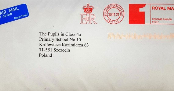 Niezwykłą pamiątką mogą pochwalić się uczniowie Szkoły Podstawowej nr 10 w Szczecinie. Rok temu wysłali list do królowej Elżbiety II i - czego się kompletnie nie spodziewali - dostali odpowiedź prosto z Pałacu Buckingham. 