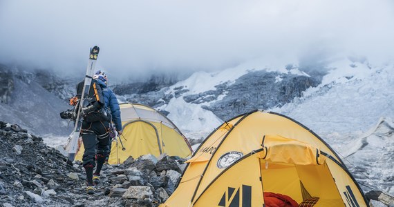 Ostatnie dni pod Everestem Andrzej Bargiel wraz z ekipą spędzili na rekonesansie i wyjściach aklimatyzacyjnych do wysokości Camp 1, połączonych z eksploracją Khumbu Icefall i poszukiwaniem odpowiedniej trasy do zjazdu na nartach po jego powierzchni. Noc z czwartku na piątek Andrzej Bargiel, Janusz Gołąb i Carlos Llerandi spędzili w obozie pierwszym, obecnie są z powrotem w base camp wraz z pozostałymi członkami ekipy. 