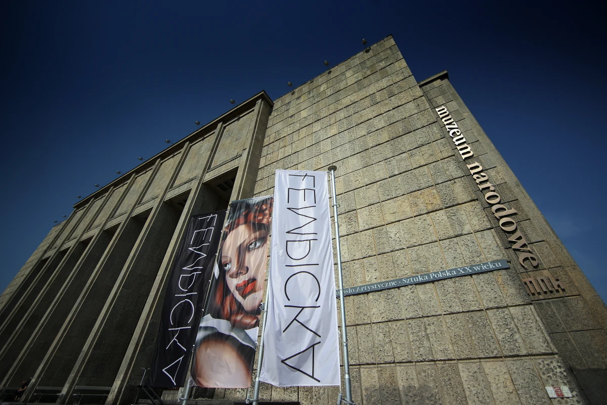 W Gmachu Głównym Muzeum Narodowego w Krakowie, można już oglądać  wystawę “Łempicka”. To okazja wejścia w świat malarstwa, jednej z najbardziej niezwykłych artystek XX wieku.