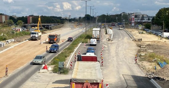 Od dzisiaj kierowcom będzie łatwiej przejechać ul. Opolską. Mają do dyspozycji po dwa pasy ruchu w każdą ze stron. Ruch poprowadzony jest łącznicami drogowymi po południowej i północnej stronie tej arterii – informuje Zarząd Inwestycji Miejskich w Krakowie.