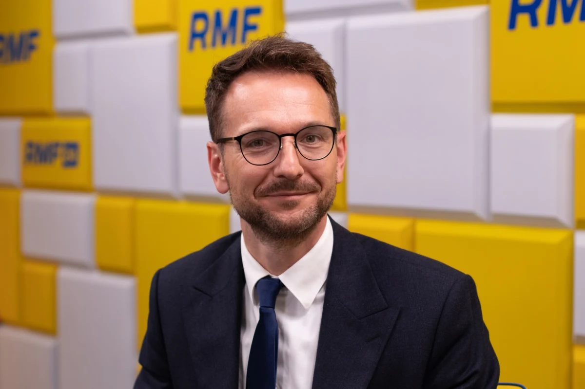 "Musimy podejść rozsądnie do Polaków. Nie możemy mówić im, jak mają zmienić swoje zachowania. Każdy z nas ma się zastanowić nad tym, jak spróbować oszczędzać. Każdy z nas się zastanawia, gdzie można lekko zaoszczędzić i to dla rachunku ma znaczenie, ale też z punktu widzenia sytuacji, w jakiej jesteśmy" – mówił w Popołudniowej rozmowie w RMF FM minister rozwoju i technologii Waldemar Buda. "Zamiast kar będą zachęty do oszczędzania energii" - dodał.