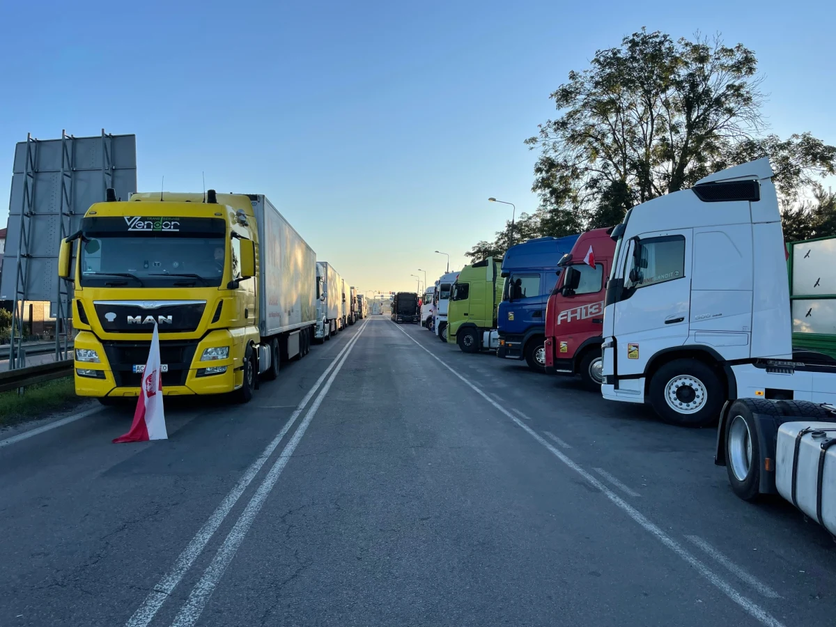 Protest przed polsko-ukraińskim przejściem granicznym w Dorohusku został zawieszony; ruch samochodów ciężarowych odbywa się normalnie - poinformowała kom. Ewa Czyż z Komendy Miejskiej Policji w Chełmie. Dodała, że przed przejściem nadal utrzymują się długie kolejki.