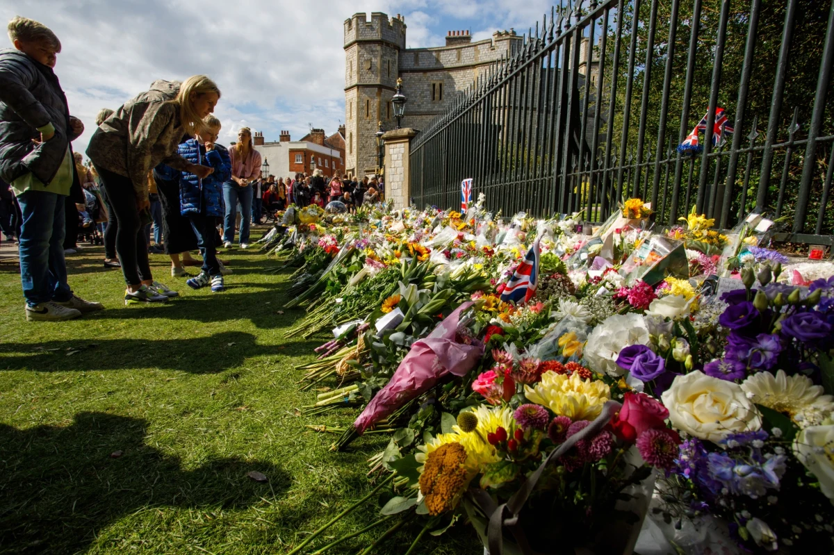 "Trudno sobie wyobrazić, że prezydenta RP zabrakłoby na pogrzebie brytyjskiej królowej; Andrzej Duda ma zamiar udać się na uroczystości pogrzebowe Elżbiety II" - powiedział w TVP dyrektor Biura Polityki Międzynarodowej Kancelarii Prezydenta Jakub Kumoch. Do sprawy odniósł się także w Polsacie News wiceszef MSZ Paweł Jabłoński. "Najprawdopodobniej prezydent Andrzej Duda będzie reprezentował Polskę na pogrzebie brytyjskiej królowej Elżbiety II; to głowy państw zazwyczaj reprezentują kraje na tego typu historycznych uroczystościach" - mówił.
